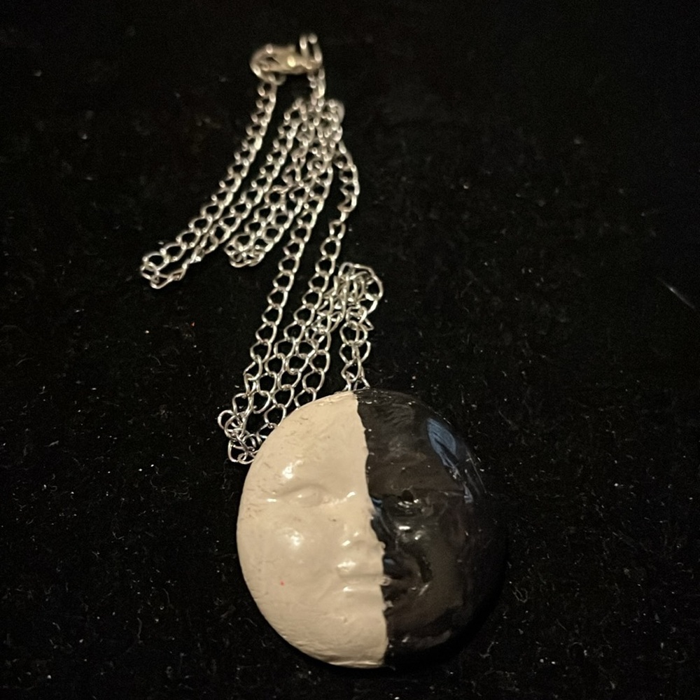 Black and White Pendant Necklace - Picture 14 of 16